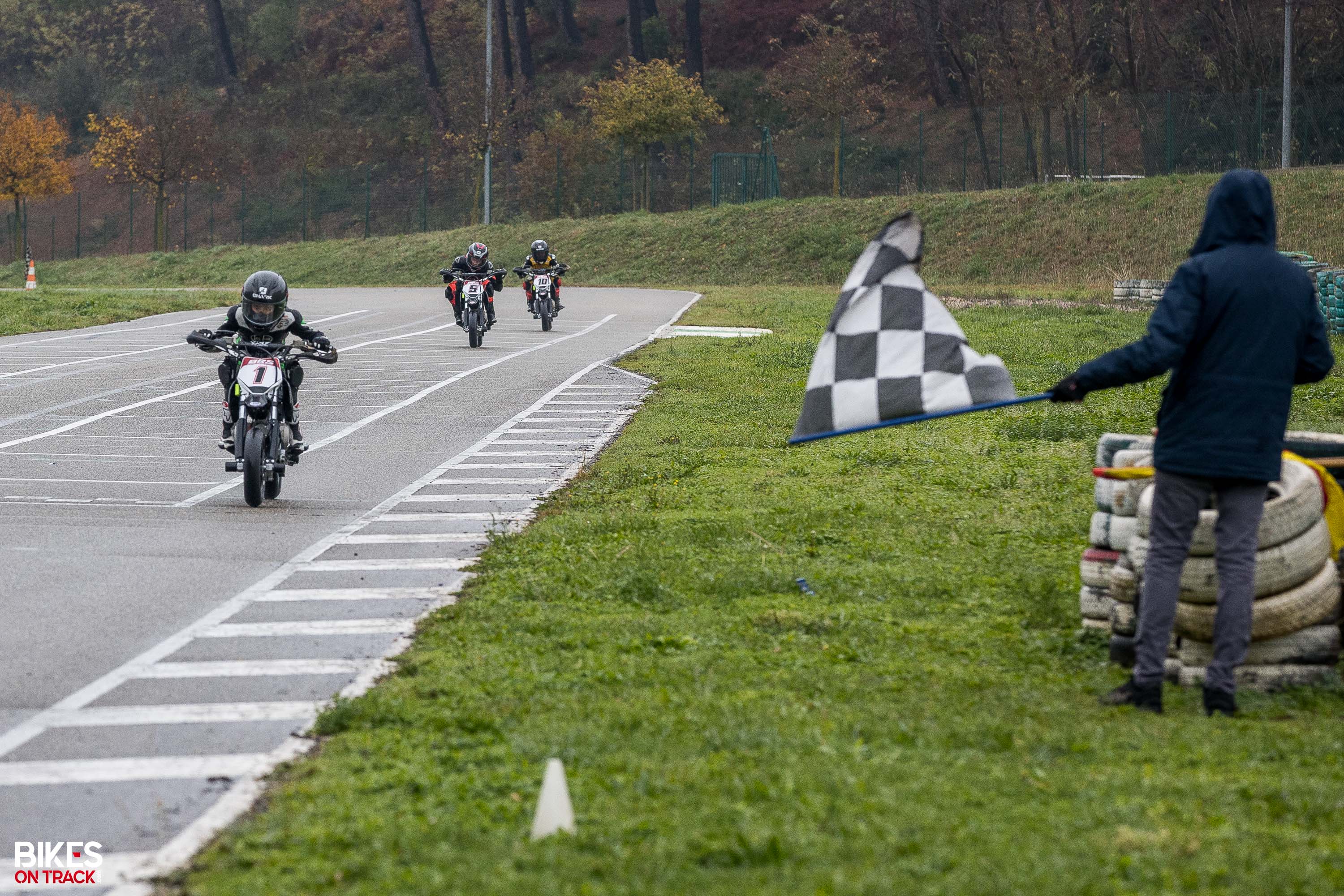 Jeunes motards de la FMF Loiret réunis autour de leurs machines